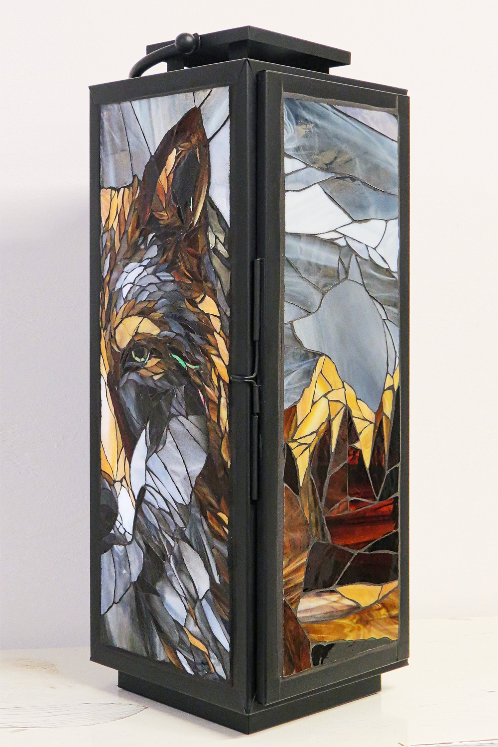 Glasmosaik Laterne, Wolf